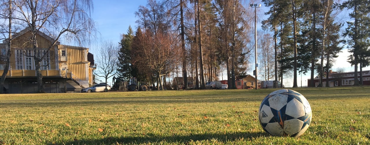  En fotboll på en gräsmatta på SiS ungdomshem Stigby 