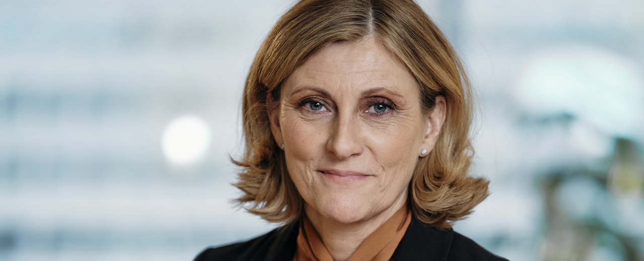 GD-Elisabet-Abjornsson-Hollmark-pressbild-vid-bord.jpg