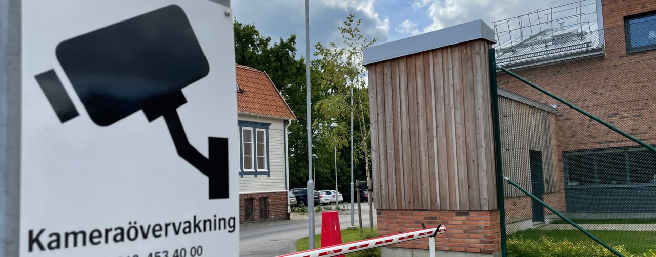 Bild på en skylt för kamerabevakning vid ett SiS-hem.