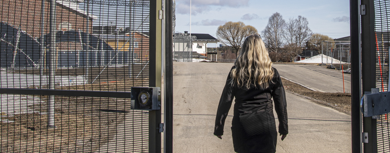 Bild på en kvinna som gå in genom en säkerhetsgrind.